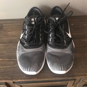 Women’s Nike shoes size 7